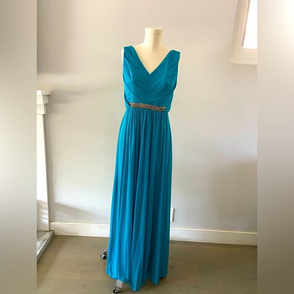 Dresses & Skirts - GORGEOUS Formal Dress